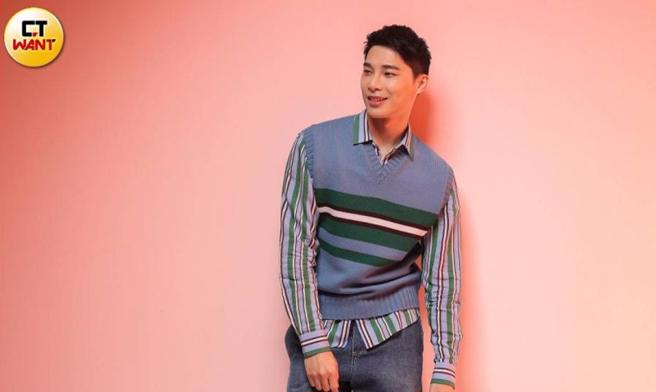 MOSCHINO條紋襯衫、MOSCHINO條紋針織背心、MOSCHINO牛仔褲、MOSCHINO品牌標誌運動鞋（圖／林士傑攝）