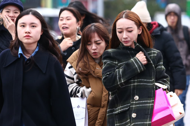 冷气团影响，周四到周六清晨和夜间，部分地区最低温下探10度。（资料照）