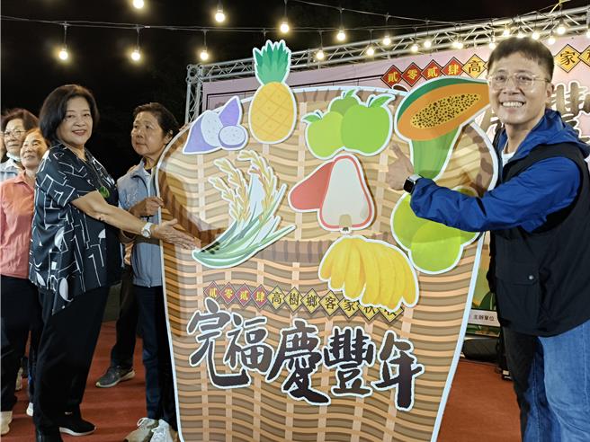 高树乡公所23日晚间在东振村老伯公前广场举行完福音乐会，在高树乡长梁正翰（右）带领下，酬谢土地公一年来庇佑高树乡亲。（高树乡公所提供／罗琦文屏东传真）