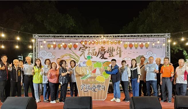 高树乡公所23日晚间在东振村老伯公前广场举行完福音乐会，感谢土地公一年来的庇佑。（高树乡公所提供／罗琦文屏东传真）