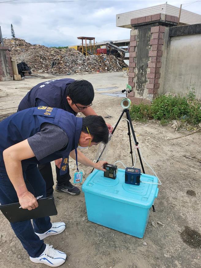 花蓮市美崙工業區1處固態燃料製造廠的物料堆置區因持續悶燒冒煙，導致「沼氣」飄散影響周邊住戶，花蓮縣環保局除依法勒令業者停工，每日也派員稽查並運用科技監控、採樣異味。（花蓮縣政府提供／羅亦晽花蓮傳真）