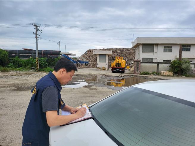 花蓮市美崙工業區1處固態燃料製造廠的物料堆置區因持續悶燒冒煙，導致「沼氣」飄散影響周邊住戶，花蓮縣環保局除依法勒令業者停工，每日也派員稽查並運用科技監控、採樣異味。（花蓮縣政府提供／羅亦晽花蓮傳真）