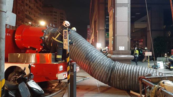 新北市板桥区三民路二段，今凌晨2时惊传火警。（图 / 刘咏韵翻摄）