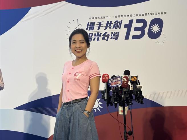 国民党立委徐巧芯24日出席国民党全代会时指出王义川递补立委是「惊吓过于惊喜」，认为民进党又敢又无下限。（姜霏摄）