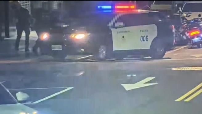 警方將酒醉鬧事男子帶回管束。（警方提供）