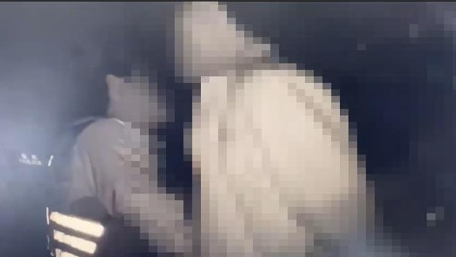 警方將酒醉鬧事男子帶回管束。（警方提供）