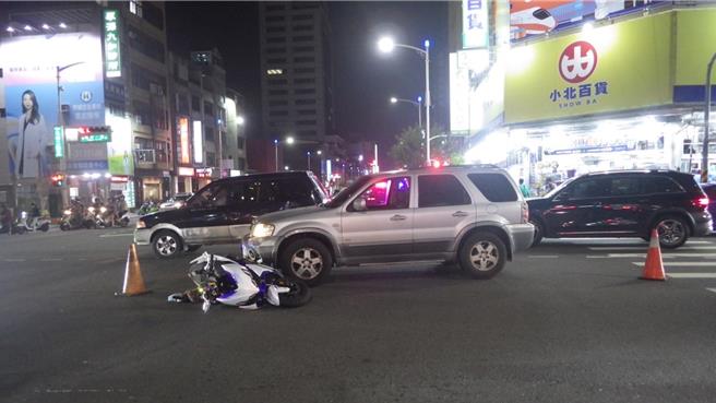 自小客疑因未礼让直行车，在路口和骑士发生碰撞。（民眾提供／纪爰高雄传真）