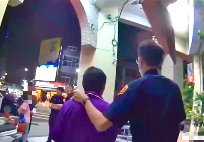 警方表示，陆男未依礼让直行车先行一节，违反道路交通管理处罚条例，处新臺币600元以上1800元以下罚锾；酒驾部分，违反同条例第35条1项1款，处3万元以上至12万元以下罚锾。（民眾提供／纪爰高雄传真）