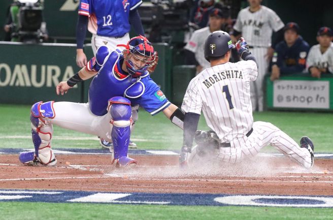 中华捕手戴培峰（左）来不及触杀日本球员，让对方得到分数。（赵双杰摄）