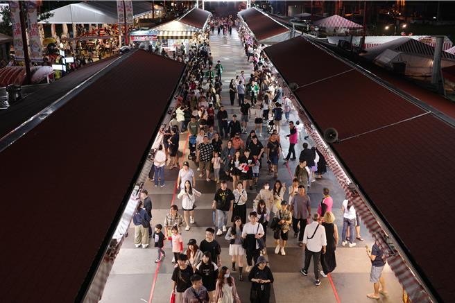 中華隊今晚將與日本隊爭取世界12強棒球賽冠軍寶座，花蓮縣政府晚上6時會在東大門夜市共融廣場轉播賽事，與民眾一起幫中華隊加油；圖為東大門夜市。（羅亦晽攝）