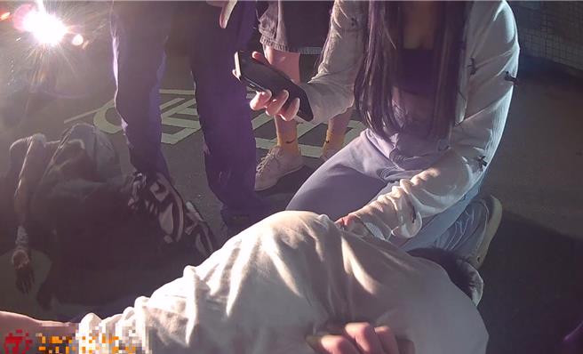 友人劝阻仍不受控。（民眾提供／李京升台中传真）