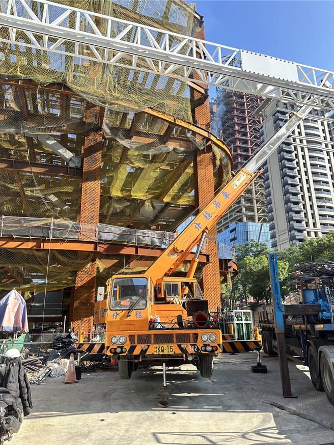 28岁林姓工人在施工架绑钢筋时，不慎从B1跌落至B3，造成全身多处擦挫伤及手部骨折。（民眾提供）