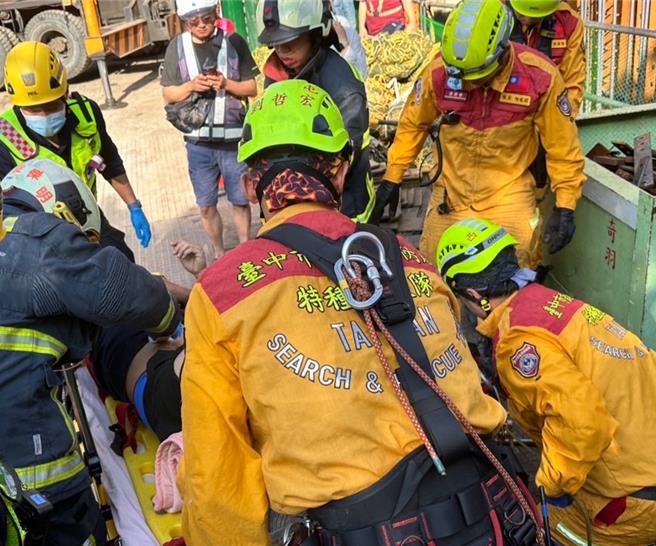 28岁林姓工人在施工架绑钢筋时，不慎从B1跌落至B3，造成全身多处擦挫伤及手部骨折。（民眾提供）