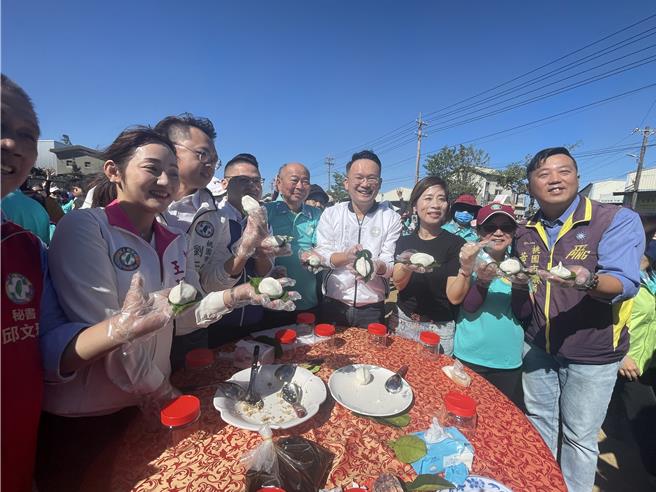 桃园市平镇区农会举办萝卜节，副市长苏俊宾与千人一起制菜包、腌萝卜。（吕筱蝉摄）