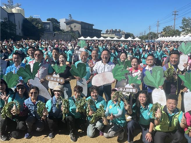 桃园市平镇区农会举办萝卜节，副市长苏俊宾与千人一起制菜包、腌萝卜。（吕筱蝉摄）