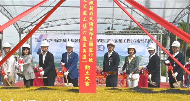行政院长卓荣泰（左四）24日到高雄六龟区参加台27线「台27甲线新威大桥延伸至国道10号里港交流道工程（六龟至美浓）」动土典礼，高雄市长陈其迈（右四）等人陪同。（林瑞益摄）