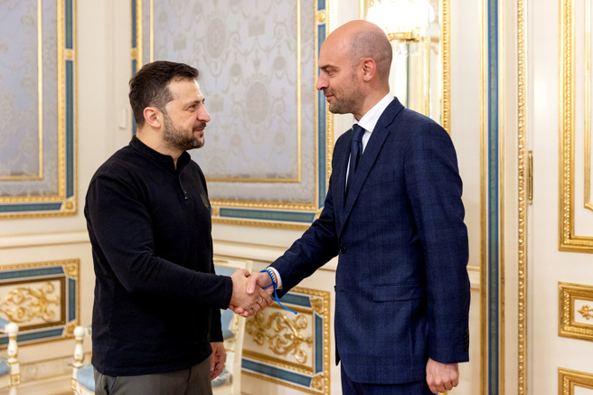 法国外交部长巴霍（Jean-Noel Barrot，上图右）表示，乌克兰能在自卫的情况下朝俄罗斯发射法制长程飞弹，强调支持乌克兰「没有红线」。图为巴霍10月19日访问基辅，与乌克兰总统泽伦斯基会面。（图／撷取自乌克兰总统府官网）