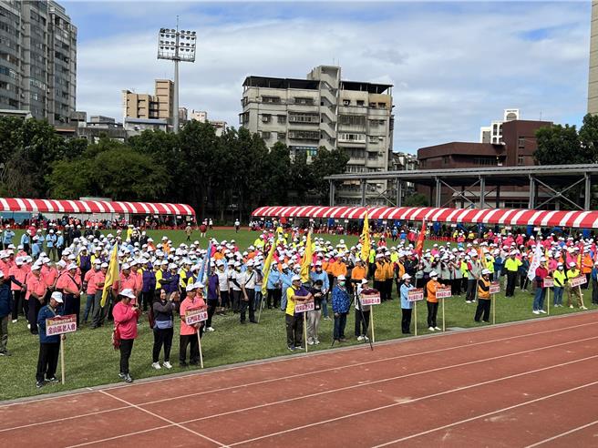 長青趣味運動會今在中和國小舉行，共2000多位長者參與。（王揚傑攝）