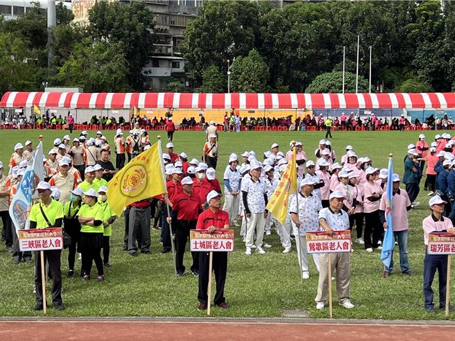 長青趣味運動會今在中和國小舉行，共2000多位長者參與。（王揚傑攝）