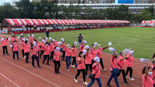 長青趣味運動會今在中和國小舉行，各區的長者們精神抖擻列隊進場。（石門區公所提供）
