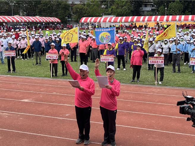 長青趣味運動會今在中和國小舉行，選手代表宣誓。（王揚傑攝）