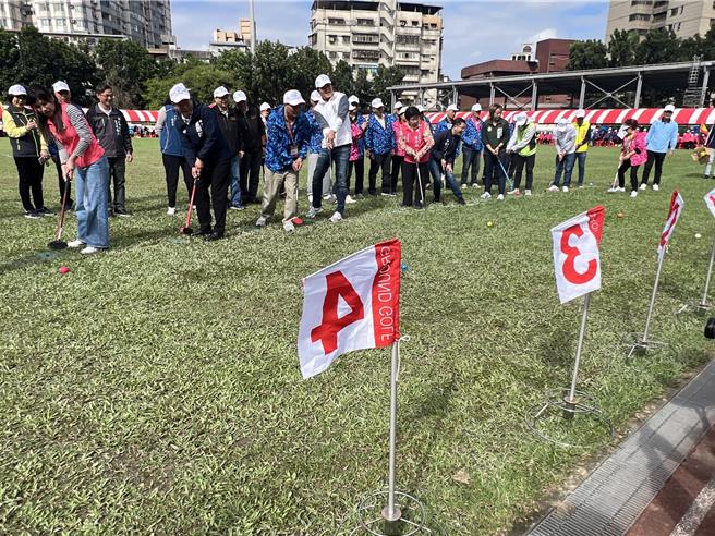 朱惕之等人揮杆打地面高爾夫，為運動會開球。（王揚傑攝）