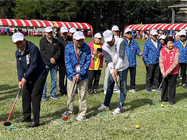 朱惕之等人揮杆打地面高爾夫，為運動會開球。（王揚傑攝）