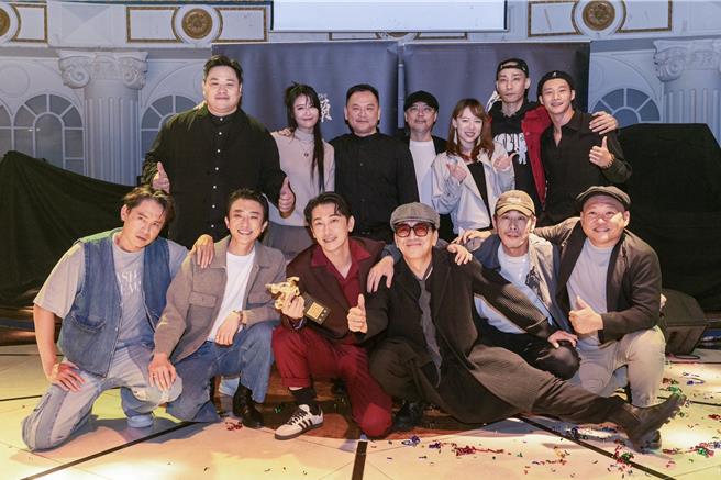 《角头》系列演员、公司同仁合体替施名帅（前排左三）庆功。（曼尼娱乐提供）