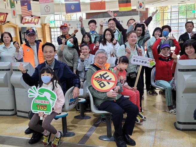 台北地檢署為喚起民眾對防制詐欺的重視，今（24）日在新北市中和新喬福保齡球館，結合財團法人犯罪被害人保護協會台北分會感恩節關懷活動，搭配辦理反詐欺宣導（北檢提供）