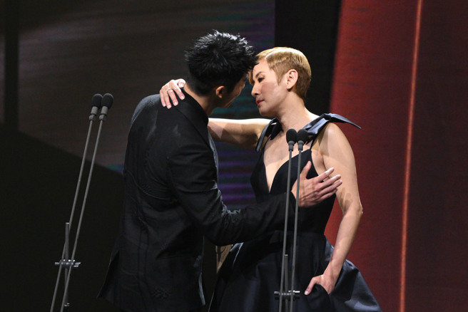 吳君如作勢親吻激吻許光漢。（圖／金馬執委會提供）