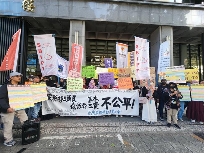 为争取家务移工的薪资与我国基本薪资接轨以及改善工作待遇，由台湾的印尼家务移工组成的台湾照顾劳动产业工会（SBIPT）今（24）日带领多个移工工会、民团到劳动部大楼门口抗议。（黄敬文摄）