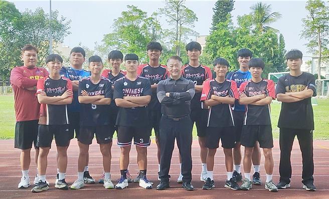 主教练王祥佑凭藉全面的战略部署与严谨的训练计画，带领队伍稳步成长，助理教练庄秉翰专注于技术细节与场上应变，2位教练携手合作，让球队拼战后获胜。（路竹高中提供／纪爰高雄传真）