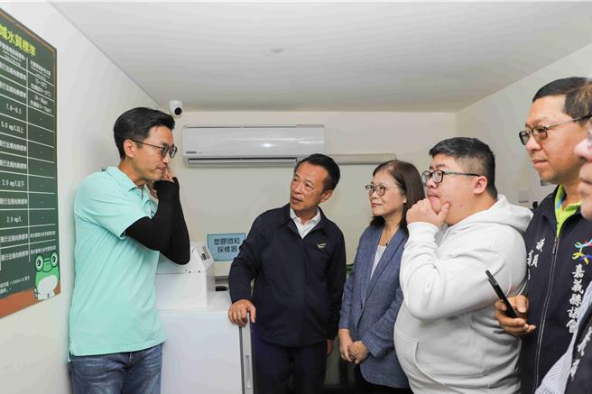 嘉义县长翁章梁、海洋委员会主任委员管碧玲、立委蔡易余等人聆听监测站的运作方式。（吕妍庭摄）