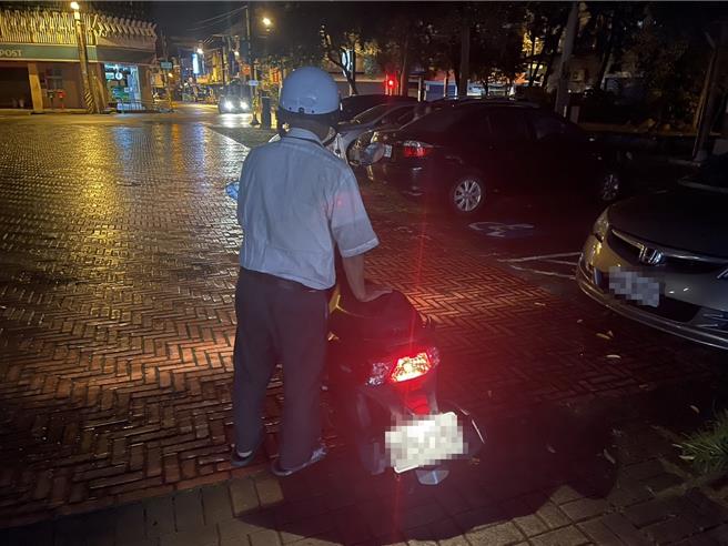 宜警執勤時，尋獲迷途老翁。（警方提供／吳佩蓉宜蘭報導）