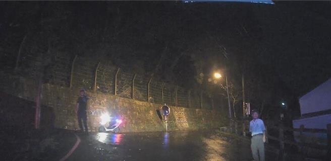 宜警執勤時，尋獲迷途老翁。（警方提供／吳佩蓉宜蘭報導）