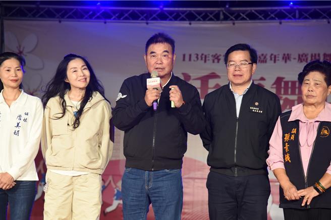 苗栗县长锺东锦鼓励孩子多跳舞使肢体反应更敏捷。（苗栗县政府提供／吕丽甄苗栗传真）