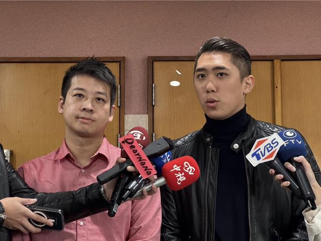 台湾民眾党副秘书长许甫和新北市党部主委陈世轩24日受访。（张铠乙摄）