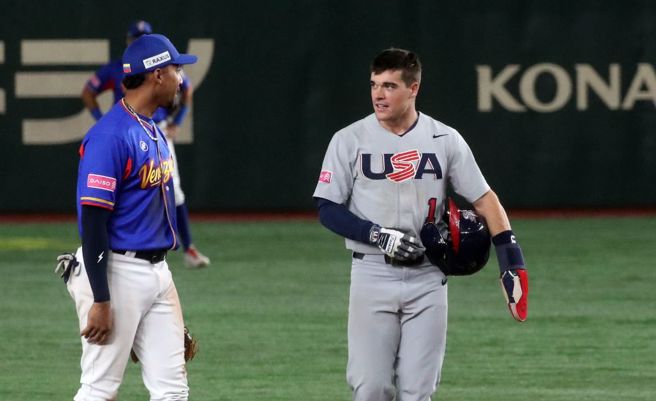 美國隊蕭恩（Matt Shaw右）向委內瑞拉球員致意。（趙雙傑攝）