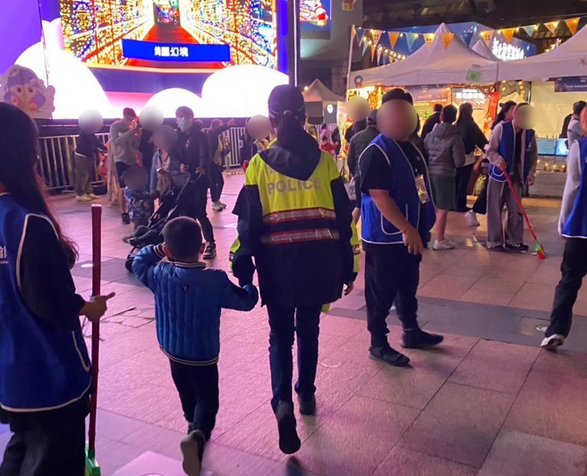 海山分局員警昨天晚上在市民廣場執行勤務時，發現有男童在耶誕城主燈魔幻天使附近徘徊。（圖 / 警方提供）