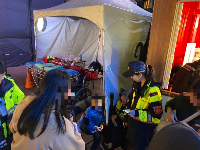 男童說，散場人潮眾多，一不小心就和家人走失。（圖 / 警方提供）