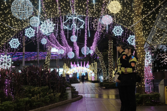 分局長陳保緒表示，耶誕城活動期間人潮眾多，如有攜帶孩童者，務必隨時留意動向，各路口均有編排員警執勤。（圖 / 警方提供）