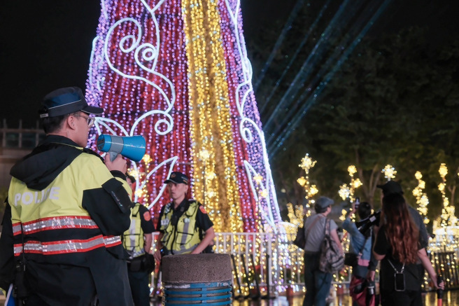 新北市歡樂耶誕城昨晚間舉行魔幻變裝童樂會。（圖 / 警方提供）