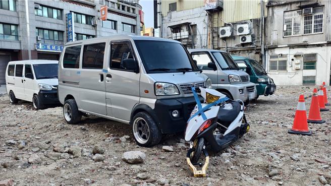 2024年11月24日苗栗縣／24日凌晨2時，竹南分局接獲報案後，立即啟動快打警力並聯繫頭份分局支援，共同出擊查緝。 (讀者提供／呂麗甄苗栗傳真）