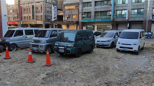 2024年11月24日苗栗縣／24日凌晨2時，竹南分局接獲報案後，立即啟動快打警力並聯繫頭份分局支援，共同出擊查緝。 (讀者提供／呂麗甄苗栗傳真）