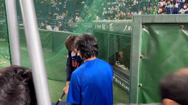 台湾队长陈杰宪拿两支球棒，跟小园海斗进行友好交换。（翻摄画面）