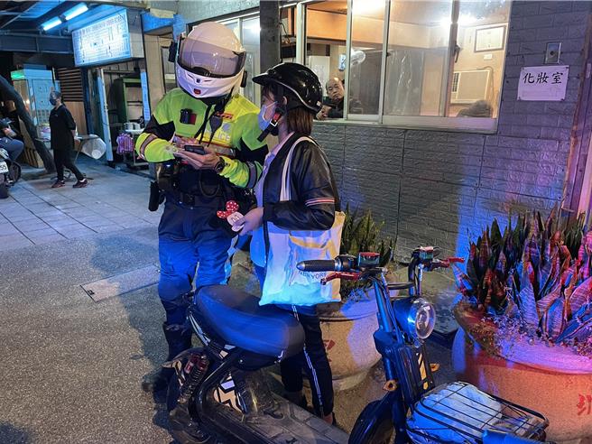 新北警将对微型电动二轮车各项违规加强执法。（新北市交通警察大队提供）