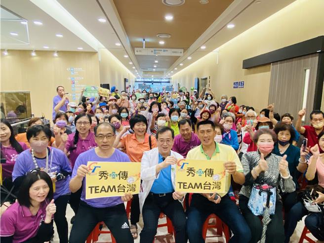 高雄秀傳紀念醫院舉辦「醫騎話健康」活動，向岡山、梓官、路竹、茄萣地區民眾健康宣導，並一起為中華隊加油。（高雄秀傳醫院提供／郭良傑高雄傳真）