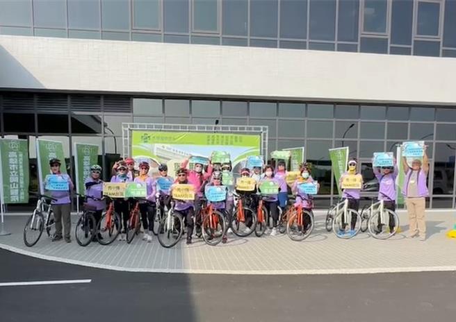 高雄秀傳醫院醫護人員與志工一起騎腳踏車到社區宣導健康常識。（高雄秀傳醫院提供／郭良傑高雄傳真）