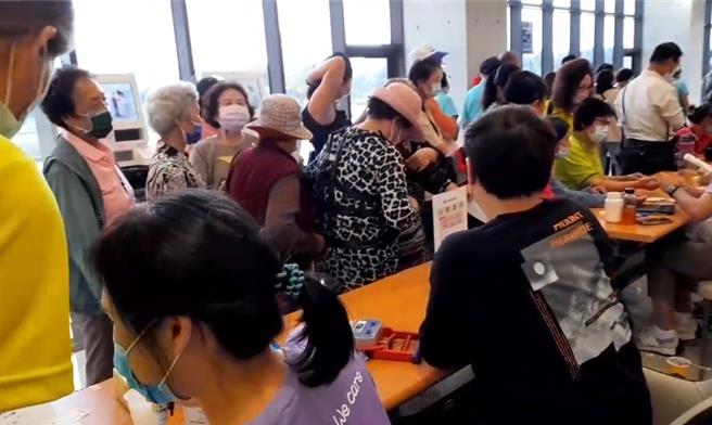 民眾接受免費篩檢及健康諮詢。（高雄秀傳醫院提供／郭良傑高雄傳真）
