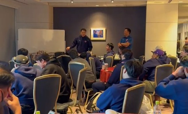 恰恰彭政闵在赛前对所有队员精神喊话。（翻摄画面）